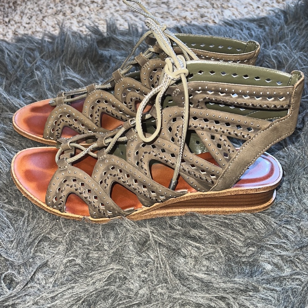 Women’s 1.State sandals with open toe and lace up closure , size 8M